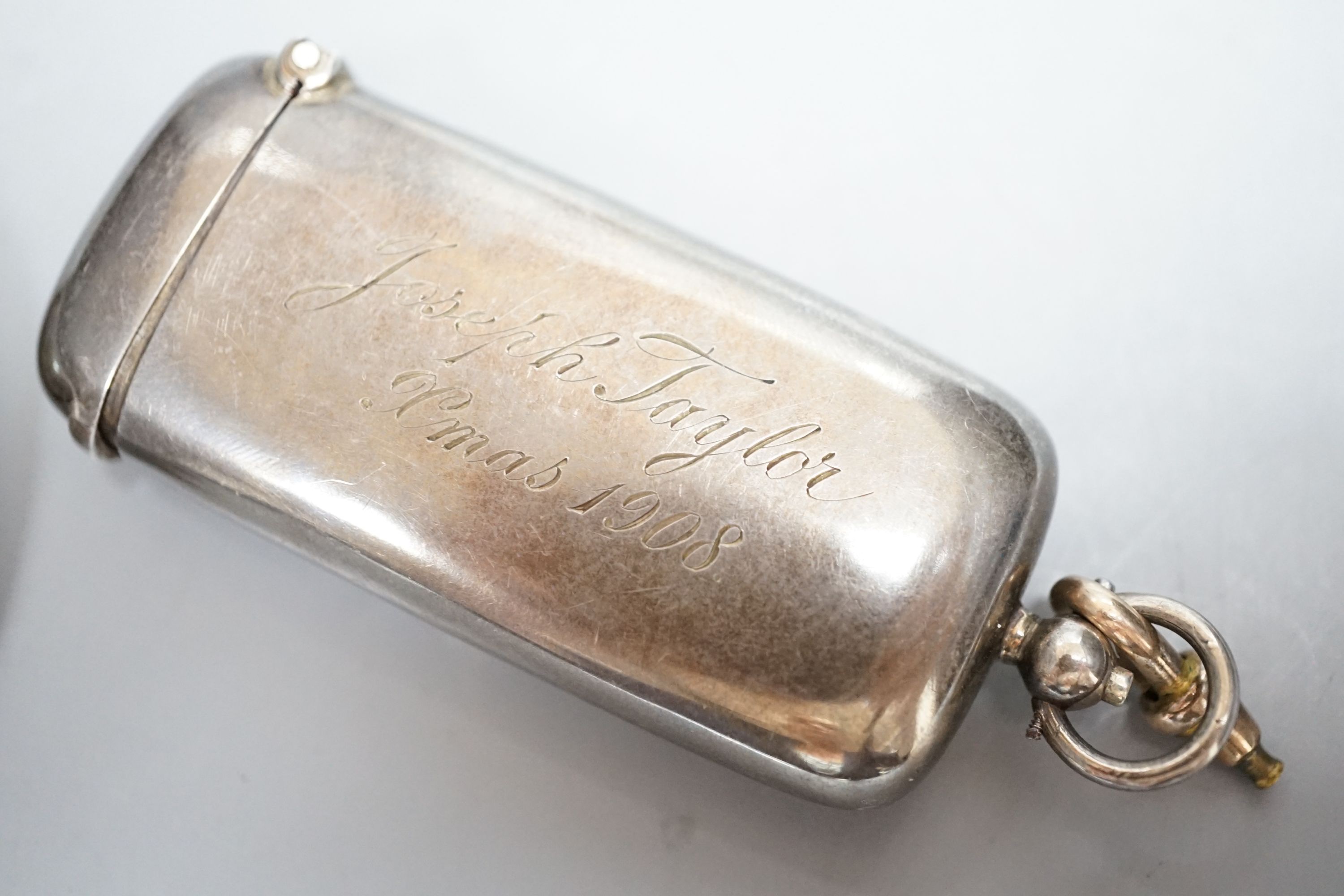 An Edwardian silver combination sovereign and vesta case, Robert Pringle & Sons, Birmingham, 1907, 62mm, with engraved inscription and a later Victorian silver heart shaped vesta case, Birmingham, 1897.